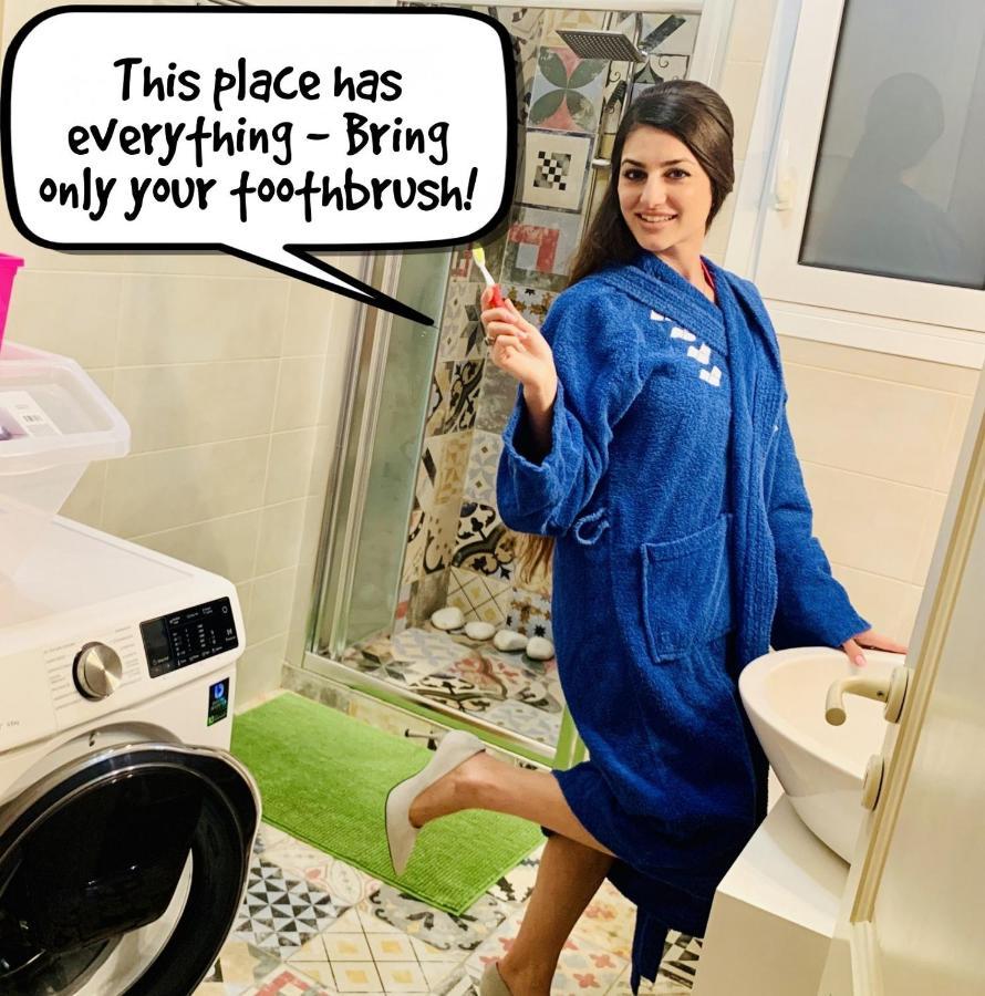Bring Only Your Toothbrush! أثينا المظهر الخارجي الصورة